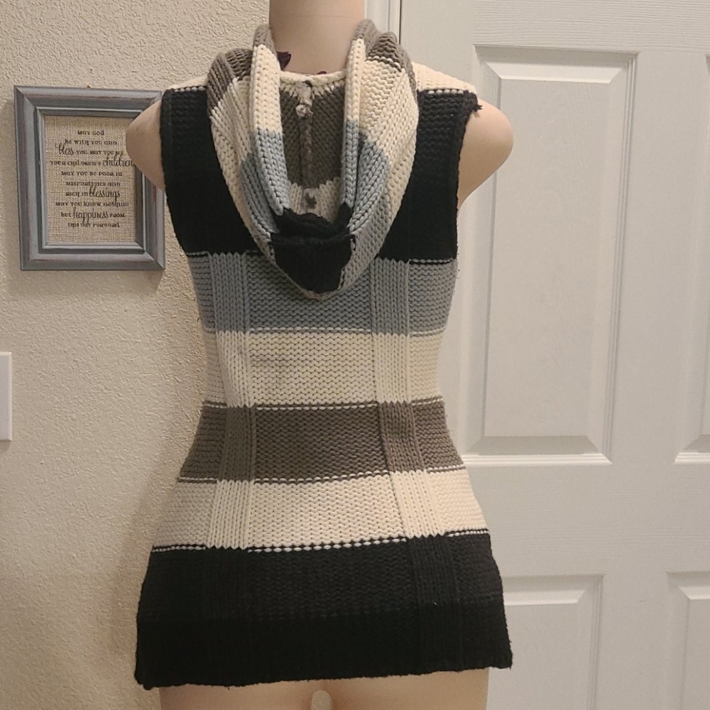 Vest - Picture 3 of 4